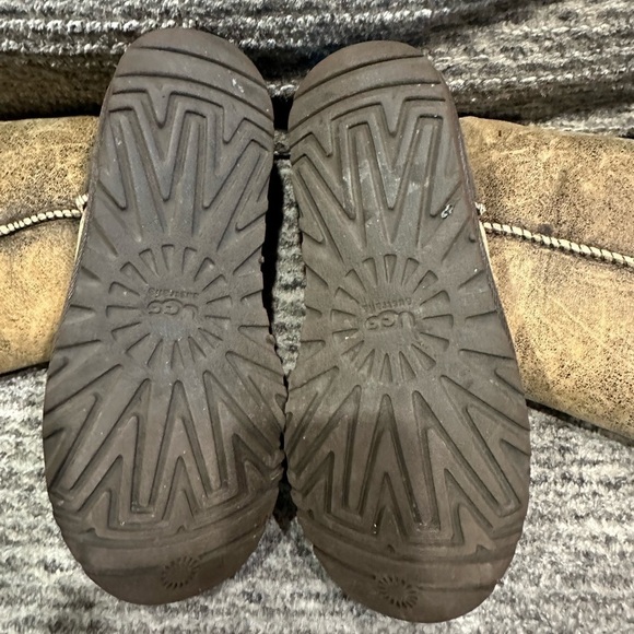 UGG Distressed Suede
Leather Classic Tall Womens Boots, Size
6 - Picture 5 of 6